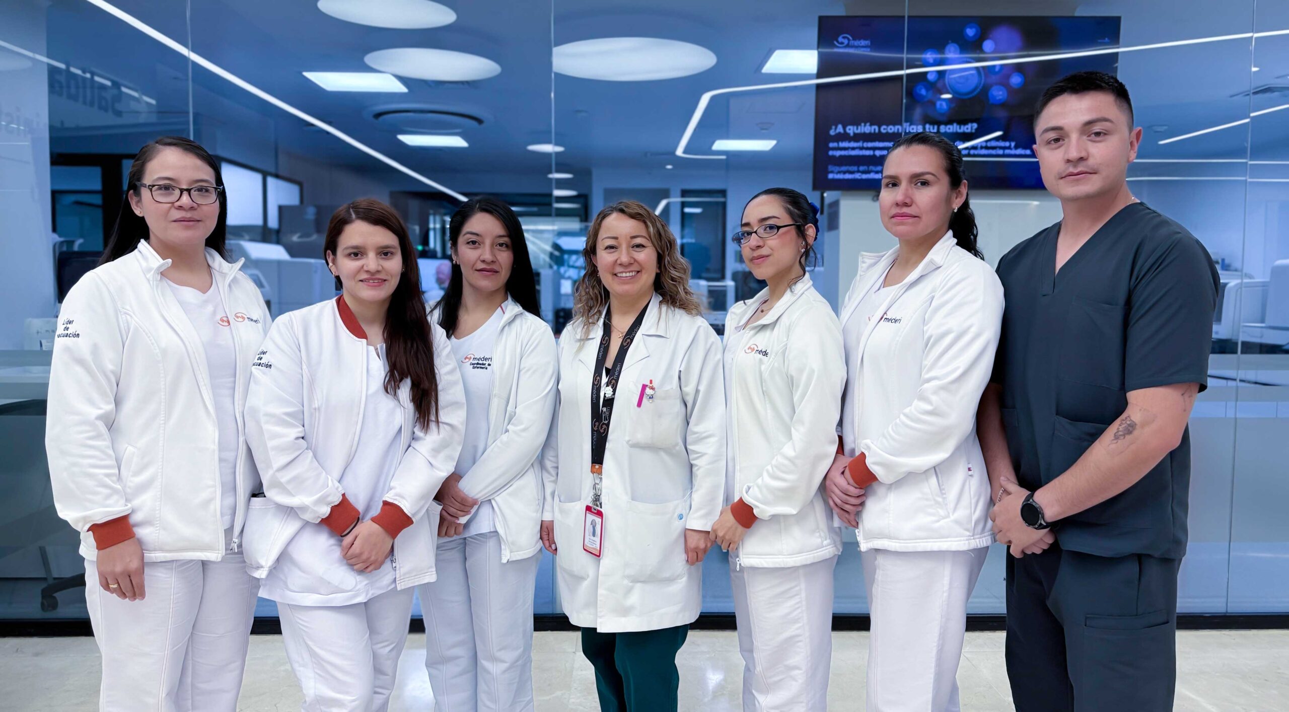 Fotografía del equipo de profesionales del servicio de navegación oncológica en las instalaciones del Instituto Méderi del Cáncer.